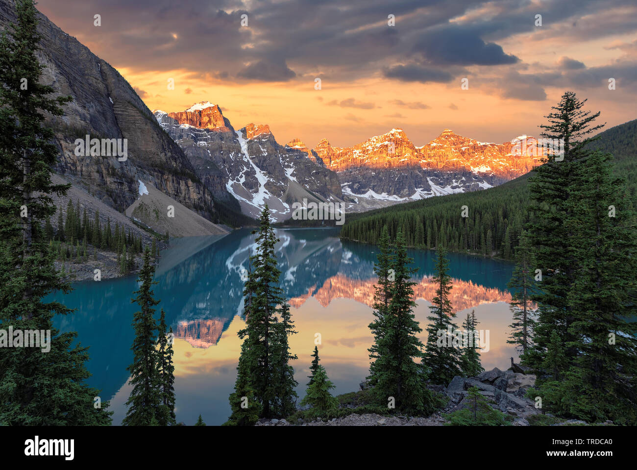 Lever du soleil à la Moraine Lake dans le parc national de Banff, Canada. Banque D'Images