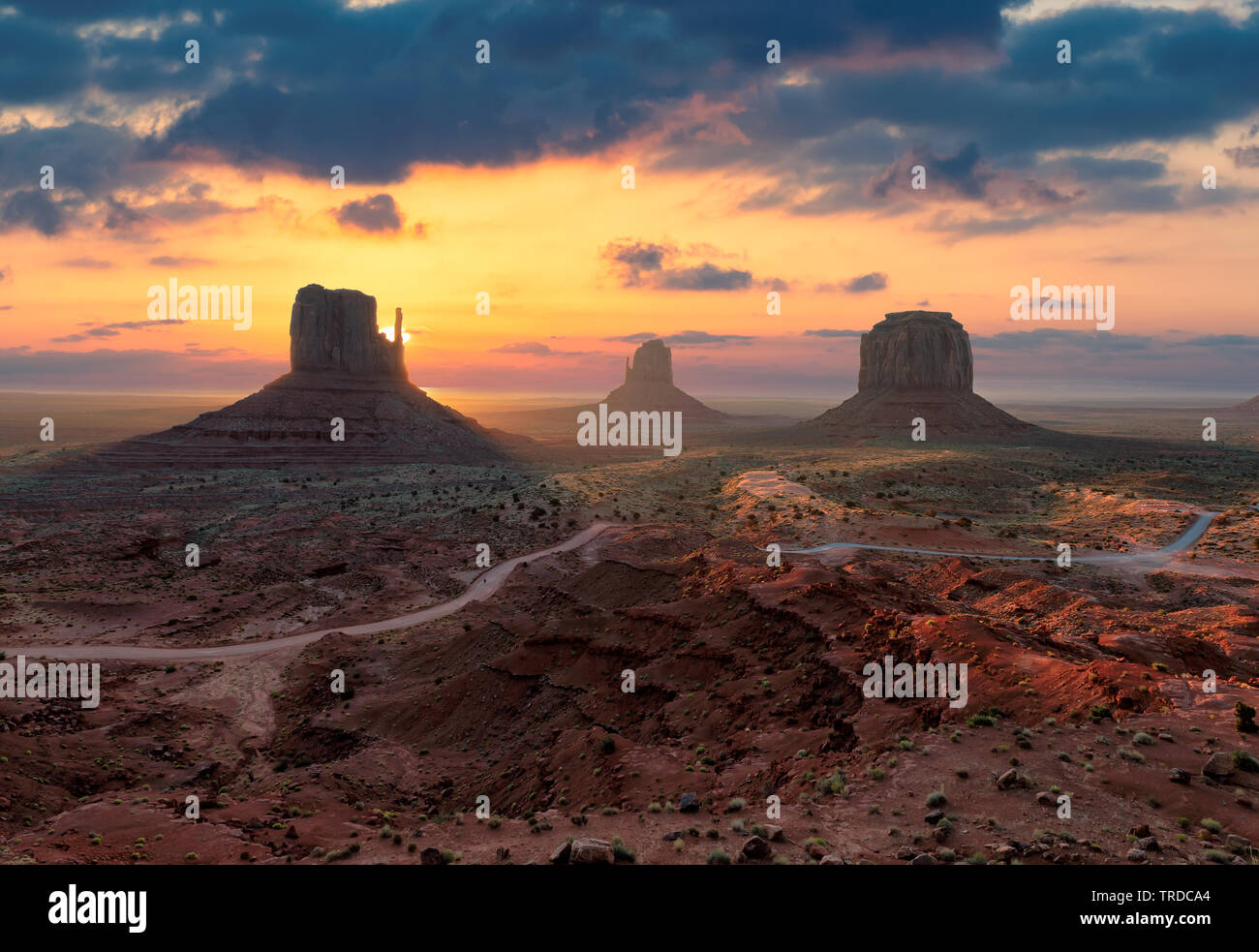 Beau lever de soleil à Monument Valley, Arizona - Utah, USA. Banque D'Images