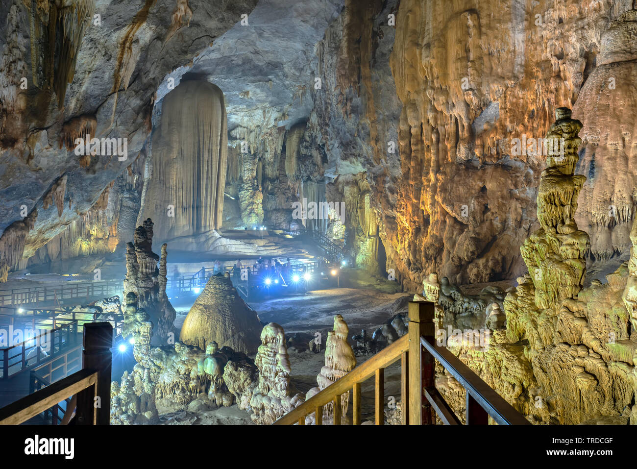 Beau Paradis grotte avec des stalactites et stalagmites dans le parc national de Phong Nha, Quang Binh, Vietnam Banque D'Images