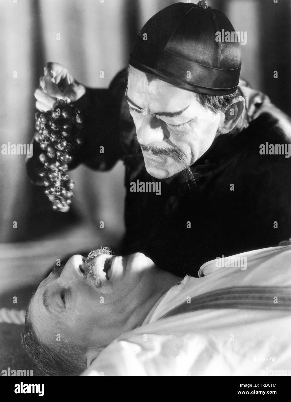 Boris Karloff comme le Dr Fu Manchu Lawrence Grant LE MASQUE DE FU MANCHU 1932 réalisateur Charles Brabin histoire Sax Rohmer Metro Goldwyn Mayer costumes Adrian Banque D'Images