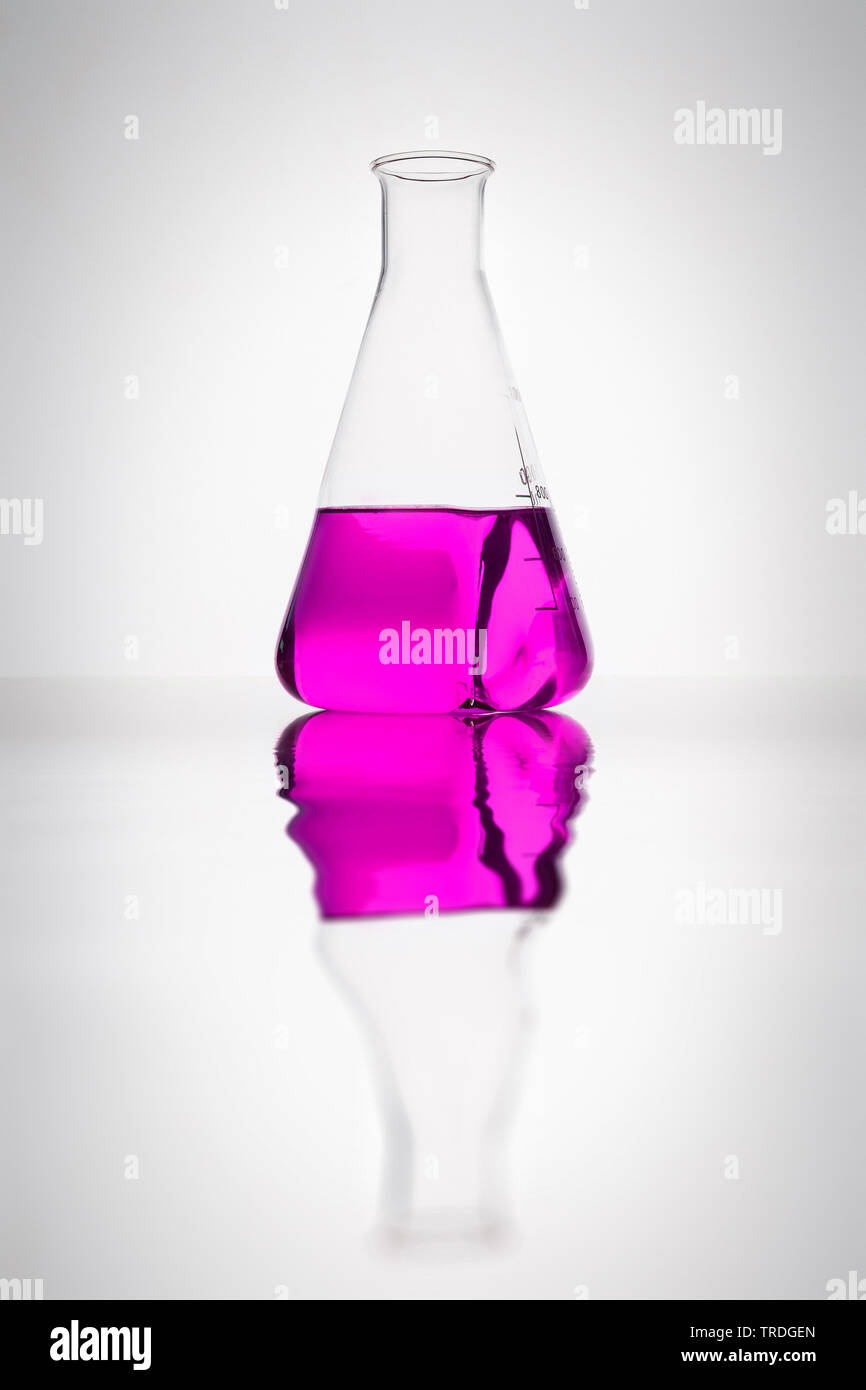 D'Erlenmeyer rempli de liquide violet contre fond blanc Banque D'Images