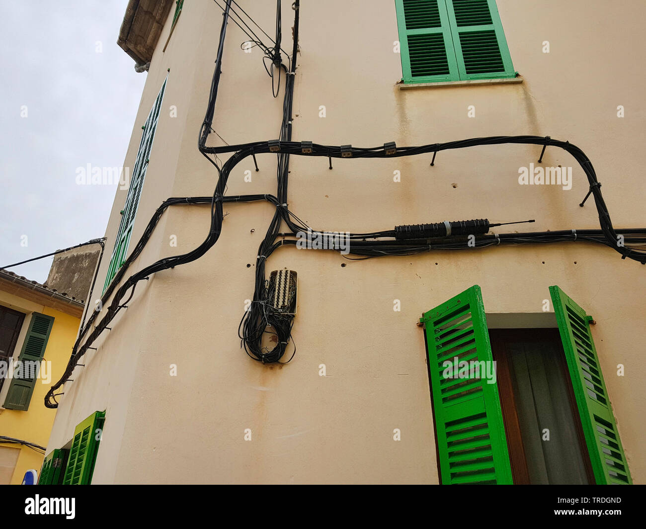 Les câbles de l'électricité à un hous, Espagne, Îles Baléares, Majorque Banque D'Images