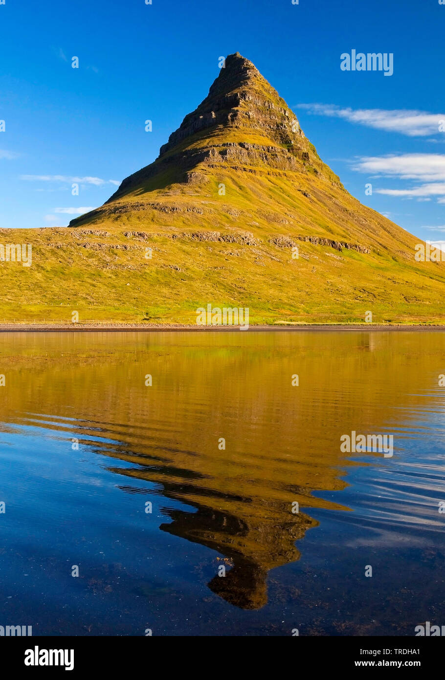 Kirkjufell mountain reflétant dans Grundarfjoerdur fjord, Islande, Glasgow Banque D'Images