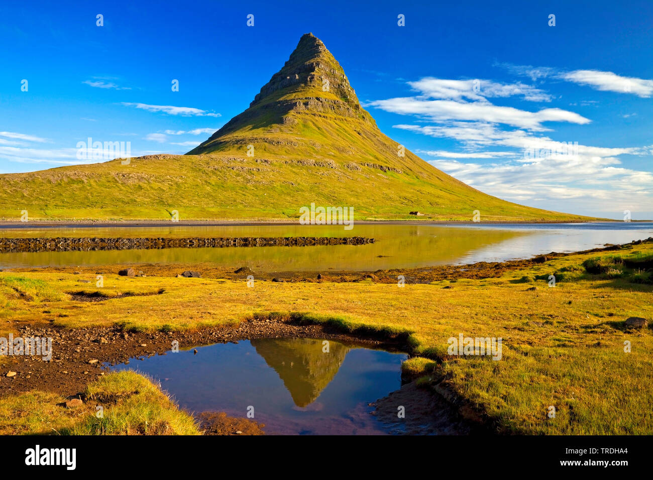 Kirkjufell mountain reflétant dans Grundarfjoerdur fjord, Islande, Glasgow Banque D'Images