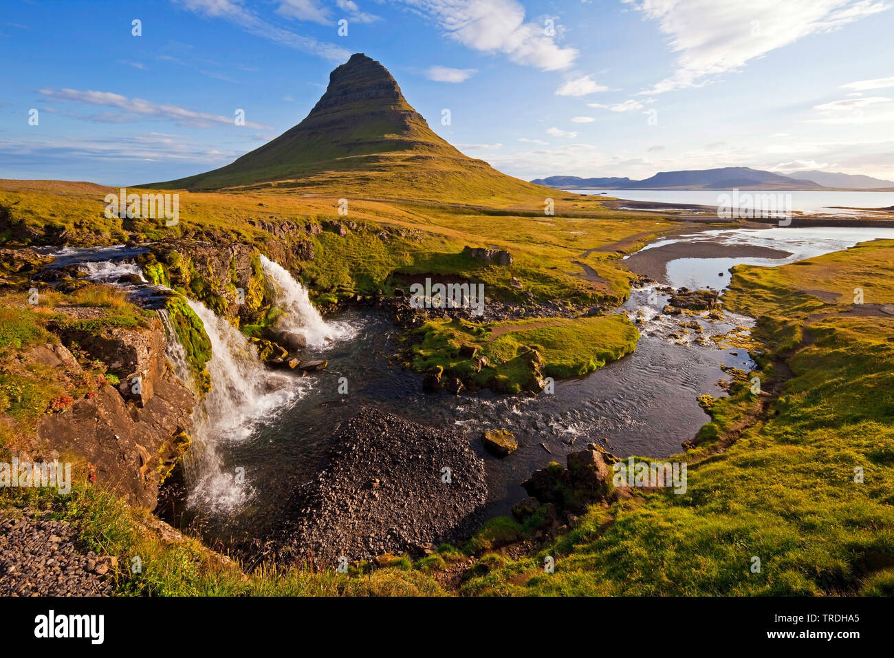 Kirkjufell mountain et Kikjufellsfoss cascade, Islande, Snaefellsnes, Grundarfjoerdur Banque D'Images