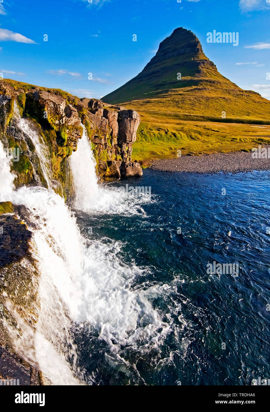 Kirkjufell mountain et Kikjufellsfoss cascade, Islande, Snaefellsnes, Grundarfjoerdur Banque D'Images