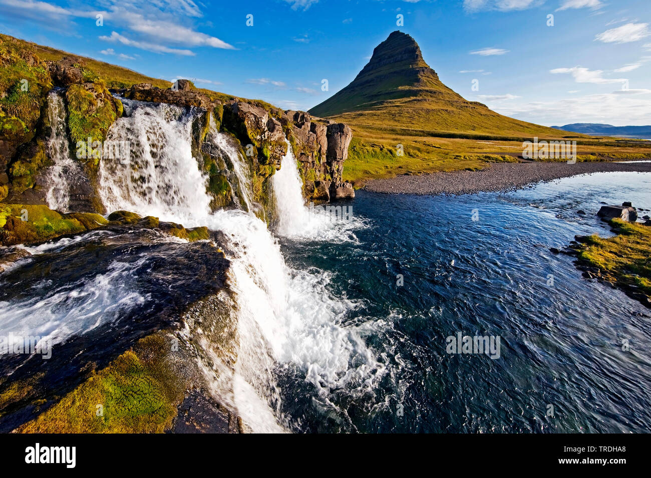 Kirkjufell mountain et Kikjufellsfoss cascade, Islande, Snaefellsnes, Grundarfjoerdur Banque D'Images