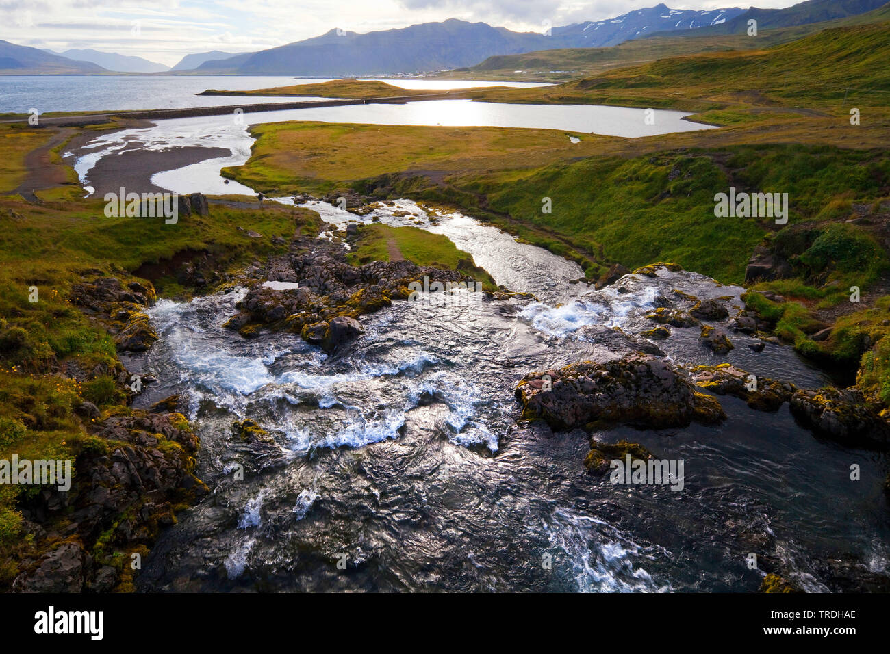 Cours d'eau au-dessus de la cascade, Kirkjufellsfoss Grundarfjoerdur, Islande, de Snæfellsnes Banque D'Images