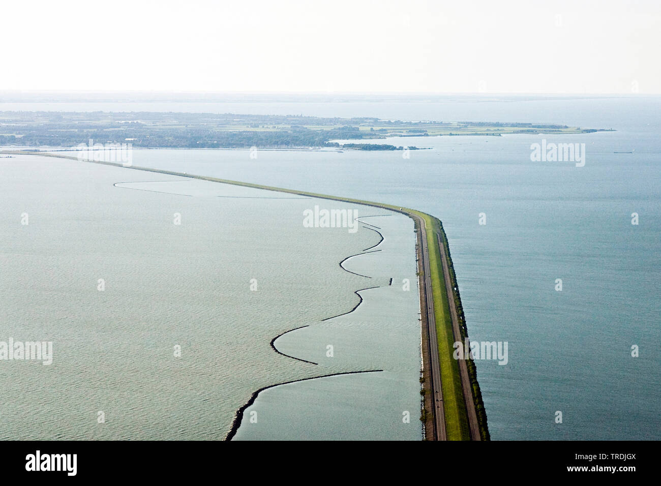 Photo aérienne de l'Ijsselmeer et Maarkermeer entre Markerwaarddijk, photo aérienne, Pays-Bas, Pays Bas du Nord, Enkhuizen Banque D'Images