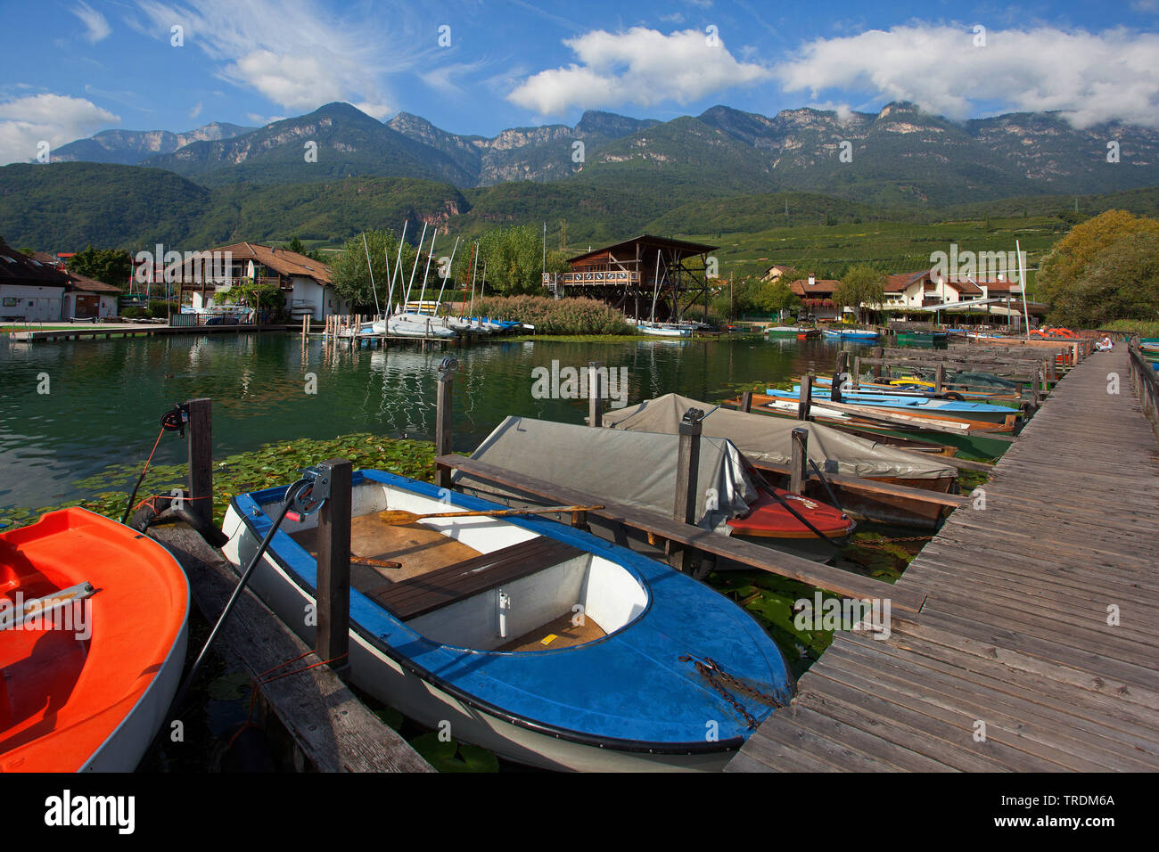 Bateaux sur le lac de Caldaro, jetée à l'Italie, le Tyrol du Sud Banque D'Images
