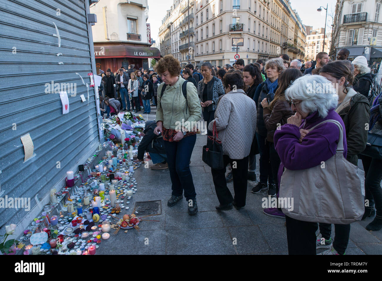 Deux jours après l'attaque de Paris (2015) - 130 morts et 413 blessés - les gens ont chuté de fleurs et de bougies en face de l'un des restaurants. Banque D'Images