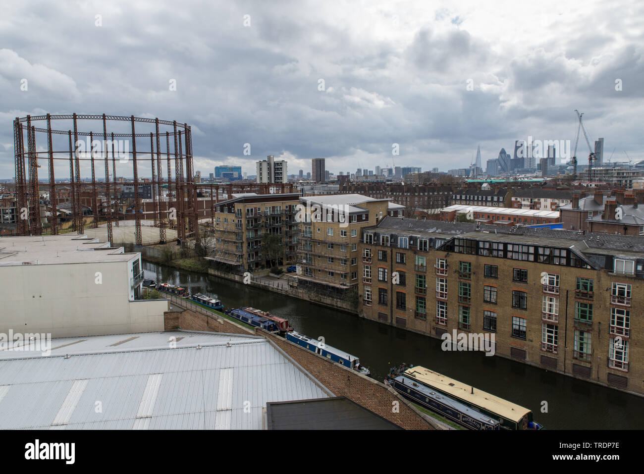 Wohnblock am Kanal des Regenten neben den alten Bethnal Green-Gashaltern und der City de Londres, Londres. im Hintergrund // Bloc Appartements par le reg Banque D'Images