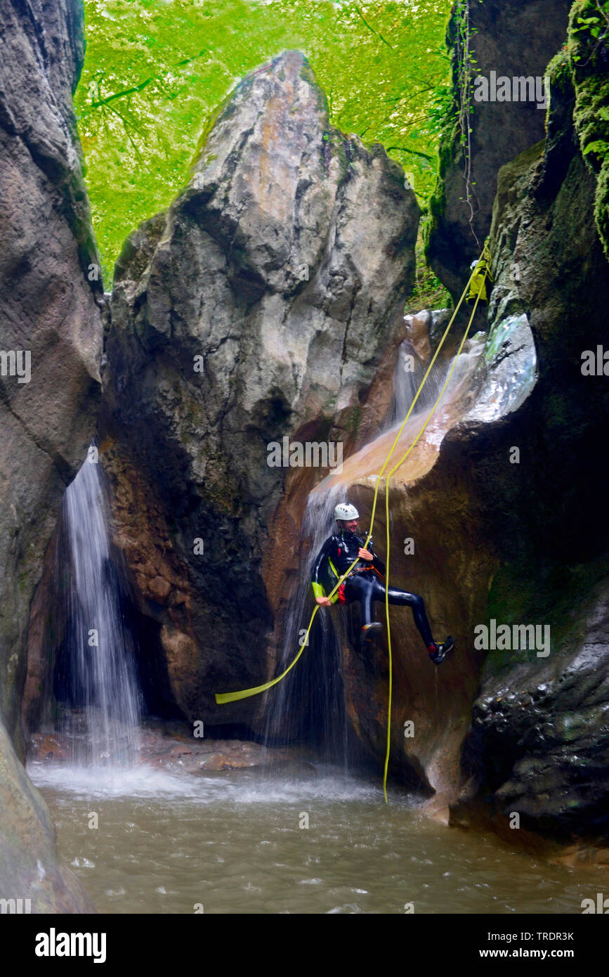 Les grimpeurs de la descente en rappel dans une chute dans le canyon d'Angon, France, Savoie, Haute-Savoie, Annecy Banque D'Images