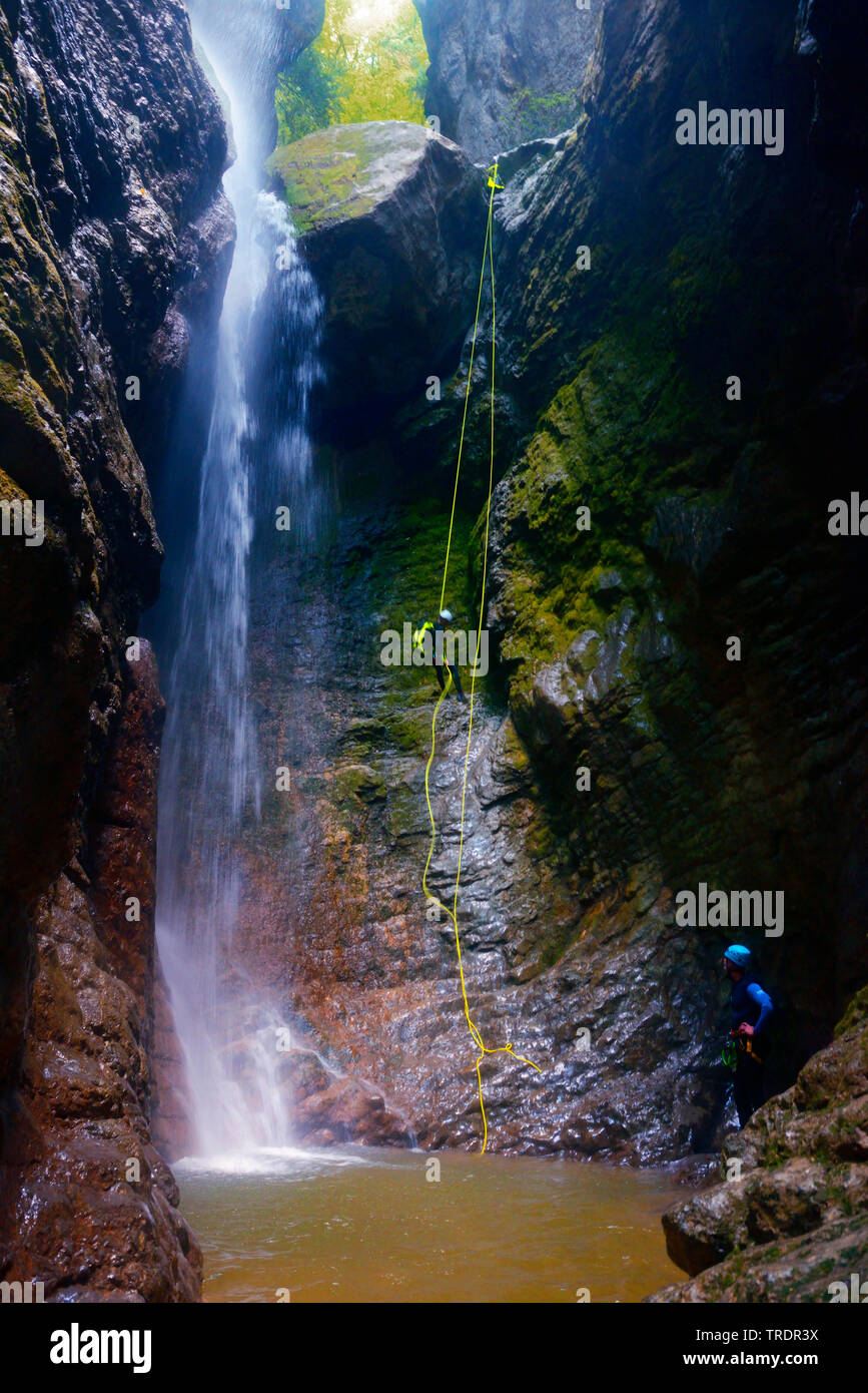 Les grimpeurs de la descente en rappel dans une chute dans le canyon d'Angon, France, Savoie, Haute-Savoie, Annecy Banque D'Images