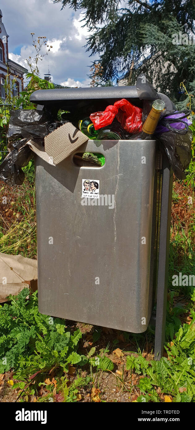Trop plein poubelle, Allemagne Photo Stock - Alamy