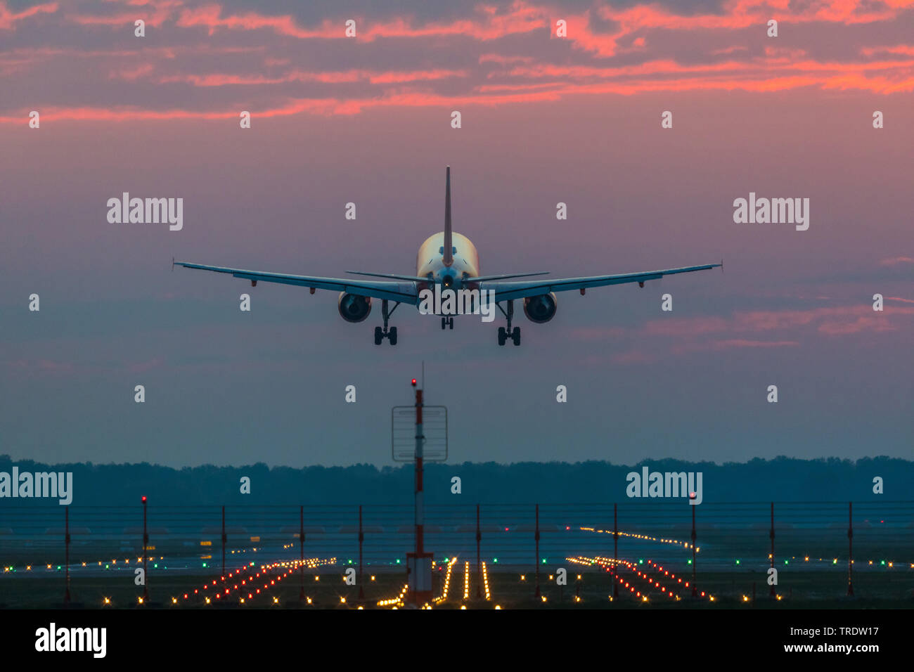 L'atterrissage de l'Airbus 320 au coucher du soleil, de l'Allemagne, de Bavière, Muenchen Banque D'Images