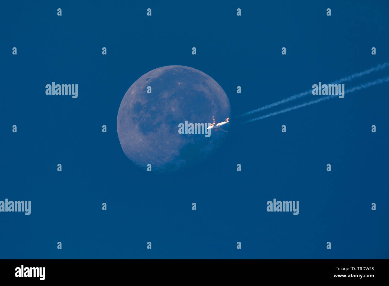 EasyJet vol Airbus en avant de pleine lune, l'Allemagne, la Bavière Banque D'Images