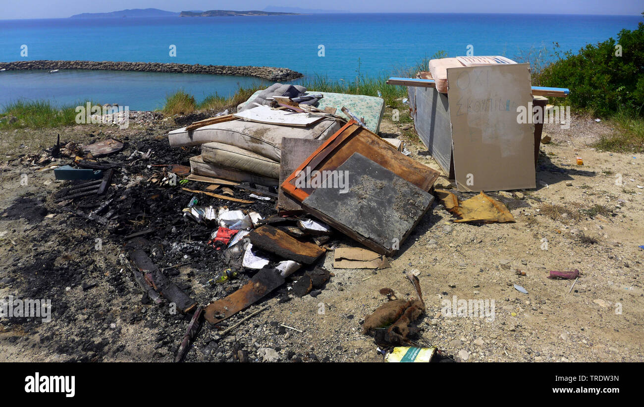 Les déchets brûlés à la côte, Grèce, Corfou Banque D'Images