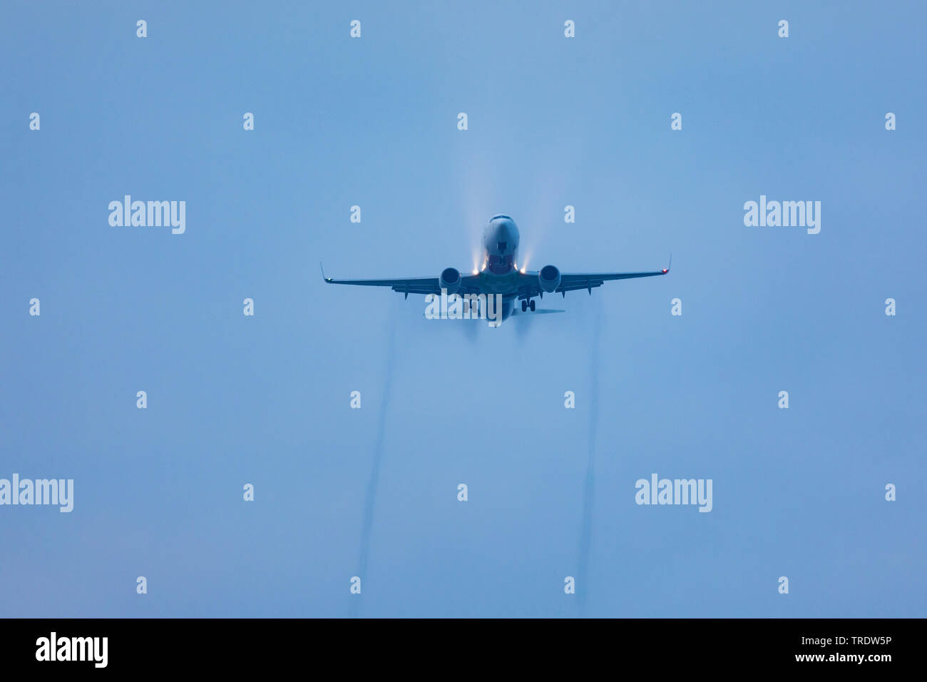 Approche pour l'atterrissage d'Airbus dans la pluie, Allemagne, Bavière, Flughafen Muenchen Banque D'Images