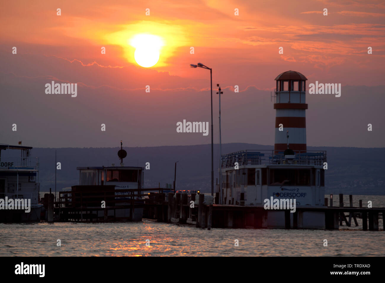 Le lac de Neusiedl à Podersdorf phare dans le coucher du soleil, l'Autriche, Burgenland, le parc national de Neusiedler See, Podersdorf Banque D'Images
