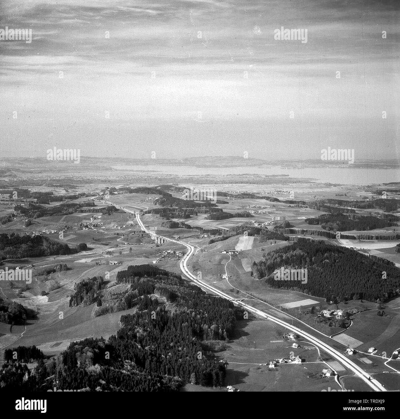 L'autoroute A8 avec le lac de Chiemsee en arrière-plan, photo aérienne de l'année 1960, Allemagne Banque D'Images