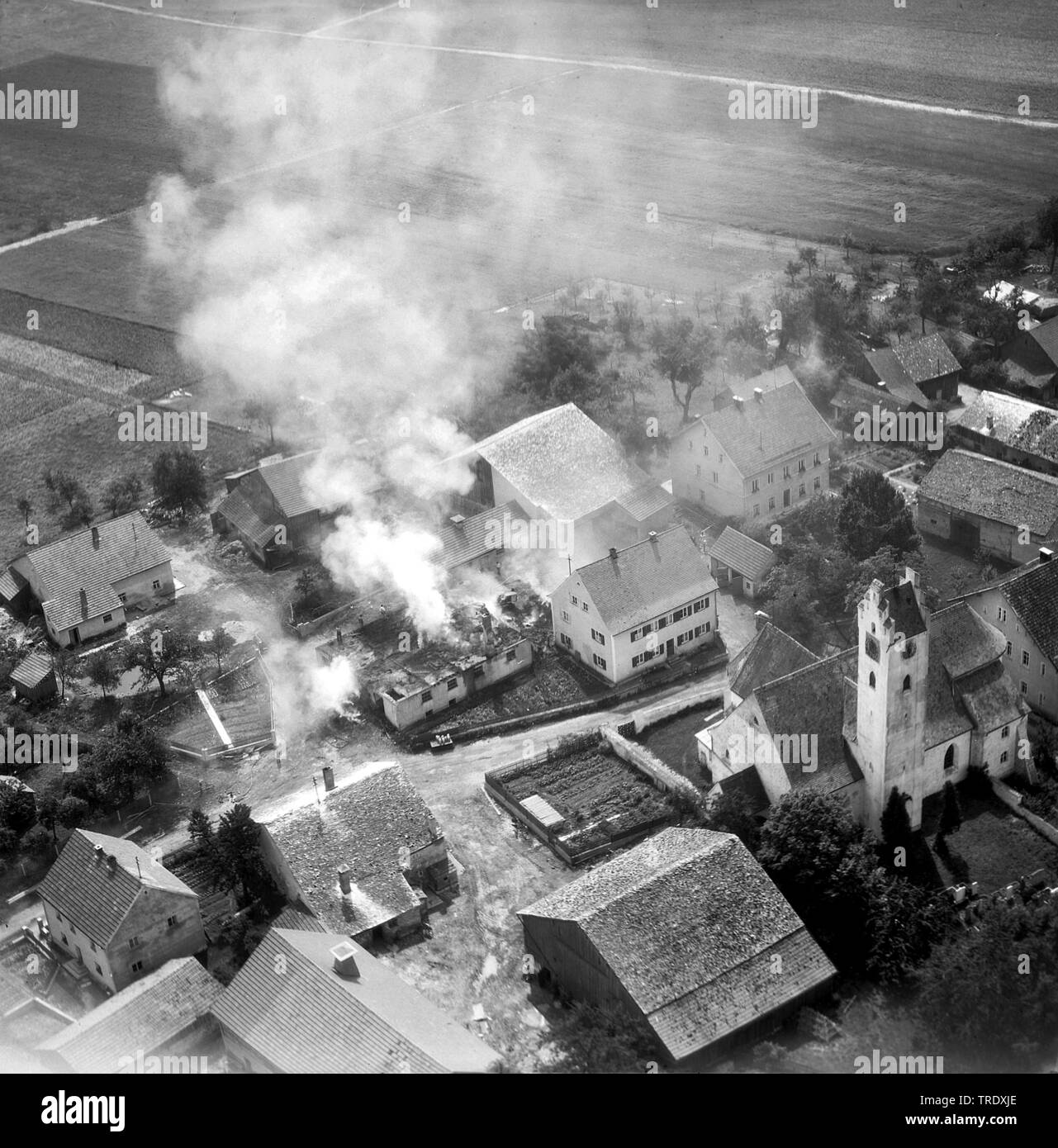 Maison en feu une Kirchbruck à Hürth, photo aérienne de l'année 1960, l'Allemagne, la Bavière Banque D'Images