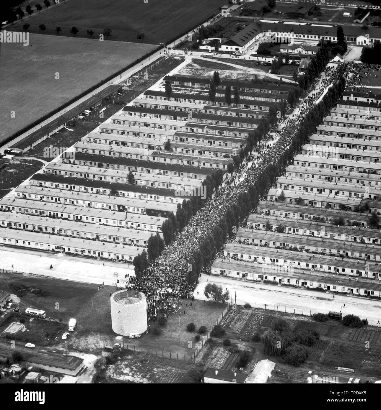 Manifestation à l'ancien camp de concentration de Dachau, photo aérienne à partir de 05.08.1960, l'Allemagne, Bavaria, Munich Banque D'Images Manifestation à l'ancien camp de concentration de Dachau, photo aérienne à partir de 05.08.1960, l'Allemagne, Bavaria, Munich Banque D'Images
