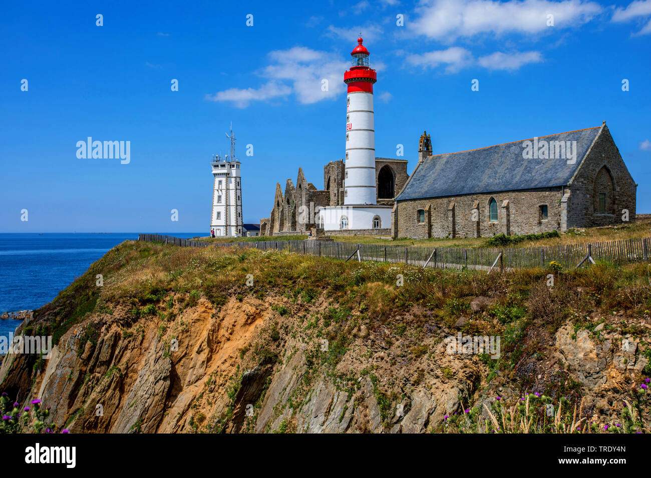 Pointe de St-Mathieu, église gothique la ruine et phare St-Mathieu, France, Bretagne, Brest Banque D'Images