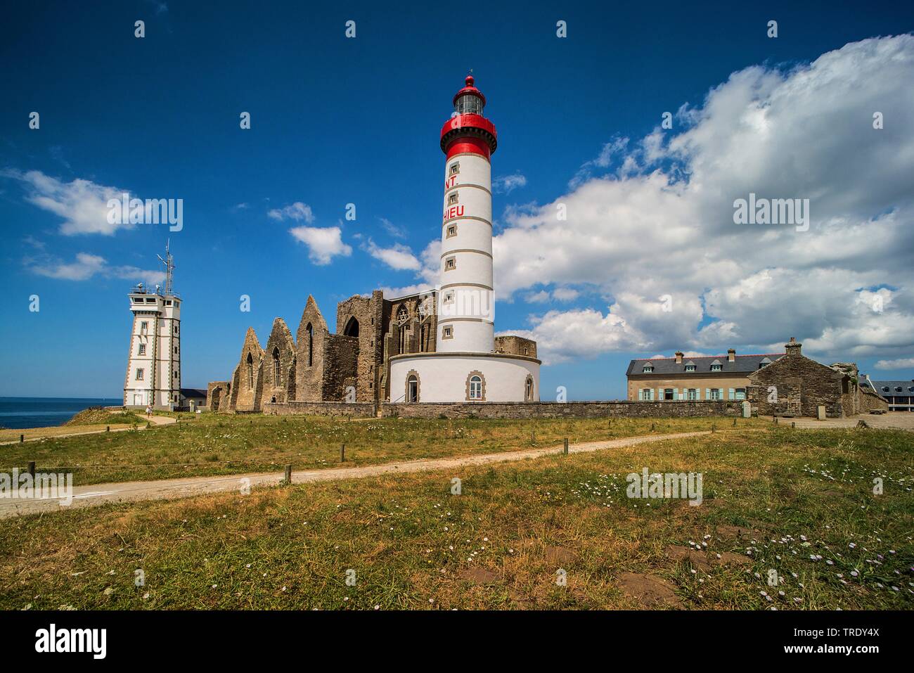 Pointe de St-Mathieu, église gothique la ruine et phare St-Mathieu, France, Bretagne, Brest Banque D'Images