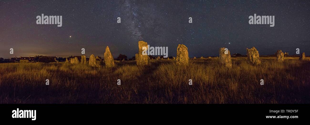 Paramètres de Lagat-Jar en pierre sous un ciel étoilé, France, Bretagne, Crozon, FinistÞre DÚpartement Banque D'Images