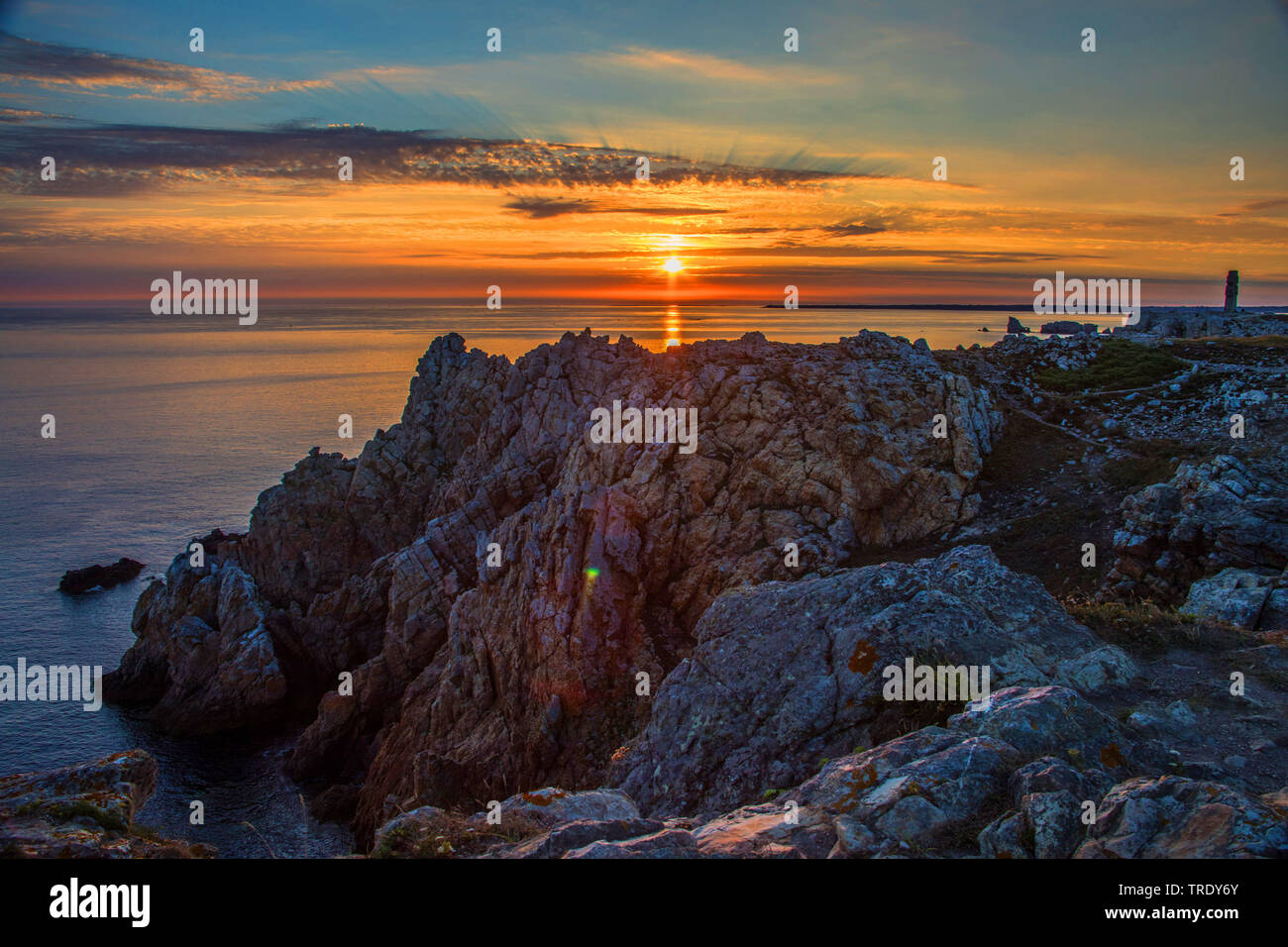 La côte atlantique la pointe de Penhir en rouge coucher du soleil, France, Bretagne, Crozon Banque D'Images