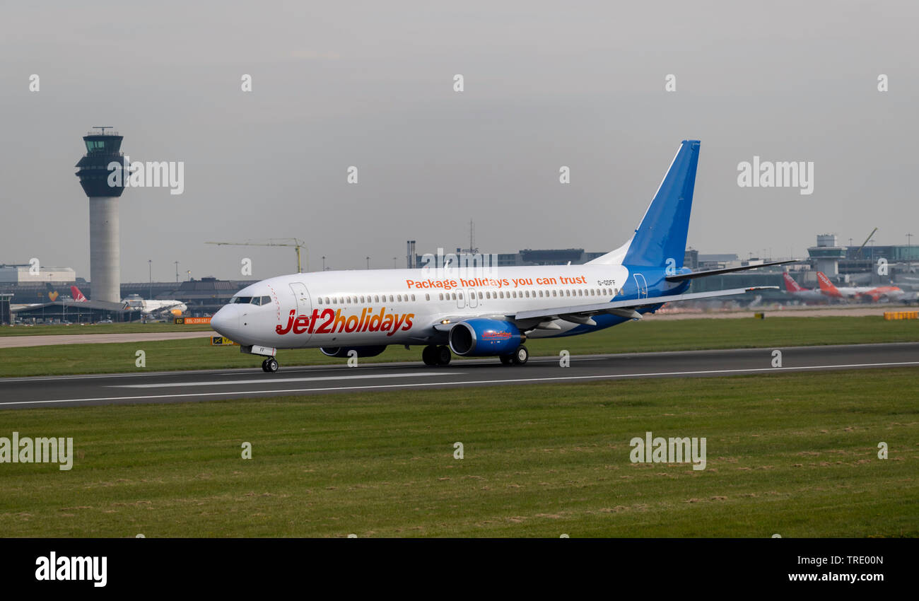 Boeing 737-85Vacances Jet2P, G-GDFF, qui décolle de l'aéroport de Manchester Banque D'Images