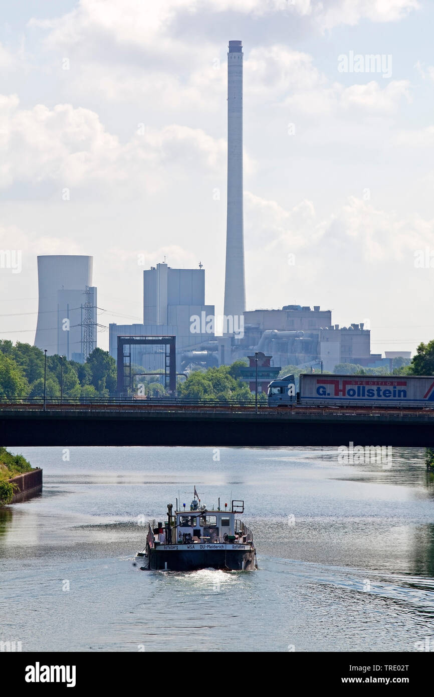 Rhine-Herne cargo sur Canal, Baucau centrale à charbon en arrière-plan, l'Allemagne, en Rhénanie du Nord-Westphalie, Ruhr, Herne Banque D'Images