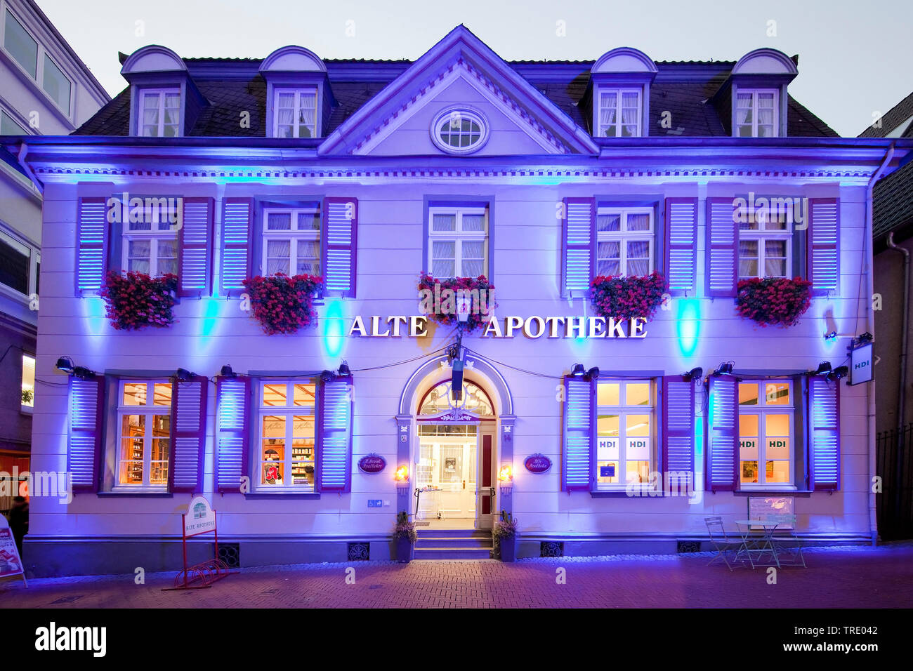 Pharmacie illuminé dans la vieille ville, Recklinghausen illuminations, Allemagne, Rhénanie du Nord-Westphalie, Ruhr, Recklinghausen Banque D'Images