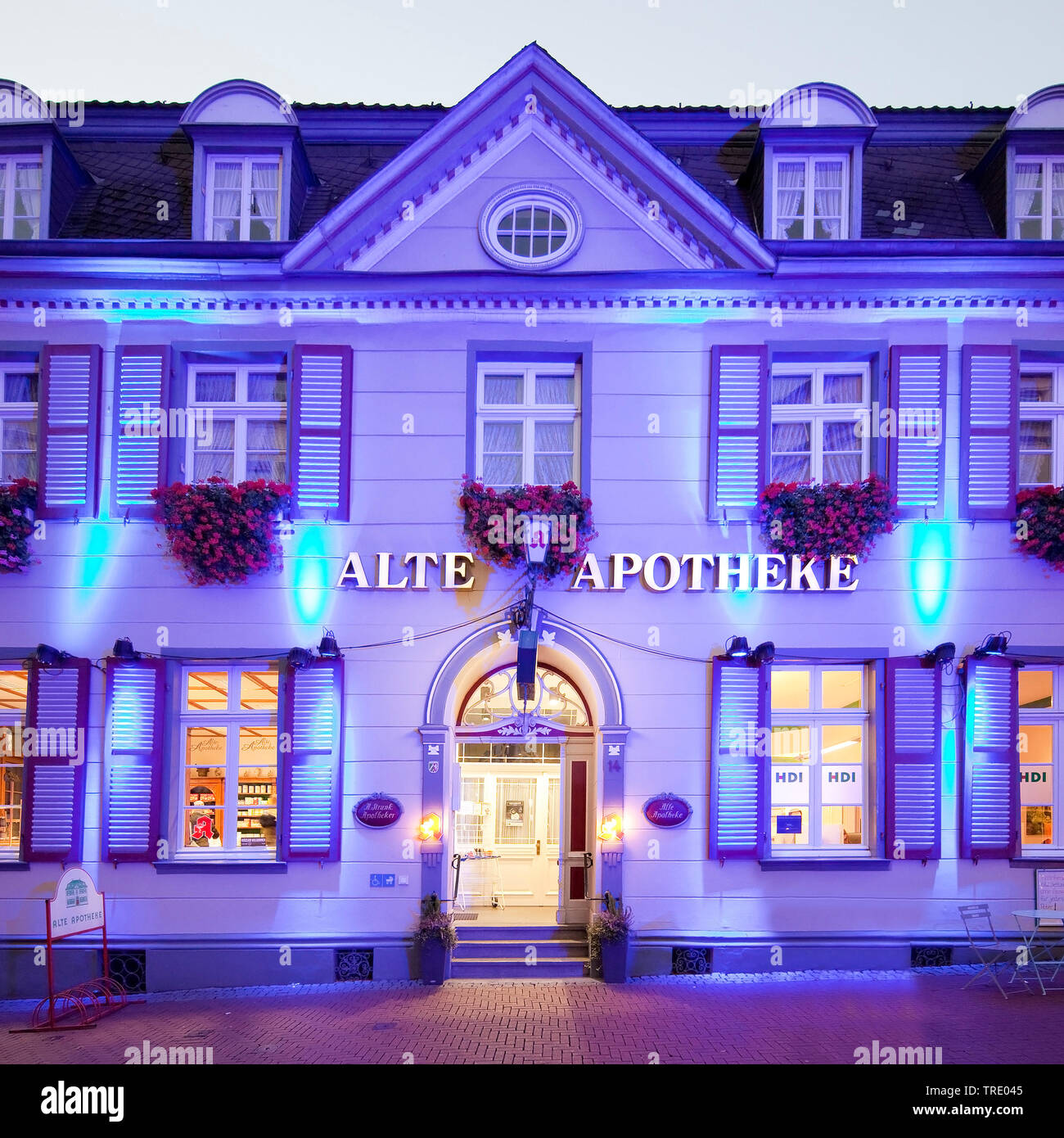 Pharmacie illuminé dans la vieille ville, Recklinghausen illuminations, Allemagne, Rhénanie du Nord-Westphalie, Ruhr, Recklinghausen Banque D'Images