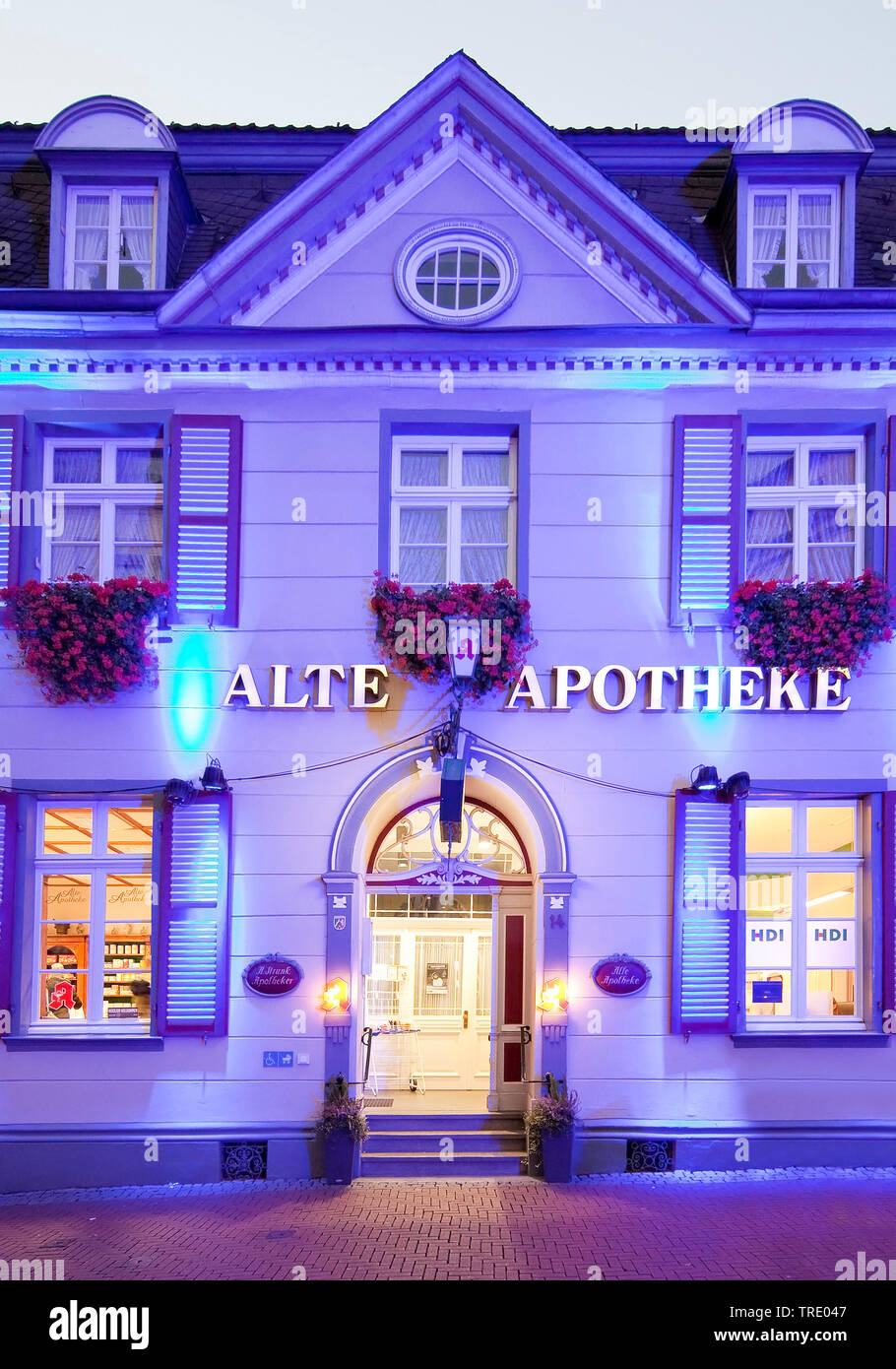 Pharmacie illuminé dans la vieille ville, Recklinghausen illuminations, Allemagne, Rhénanie du Nord-Westphalie, Ruhr, Recklinghausen Banque D'Images