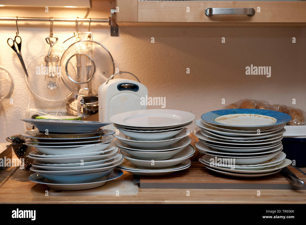 Pile de vaisselle sale sur un banc de cuisine Photo Stock - Alamy