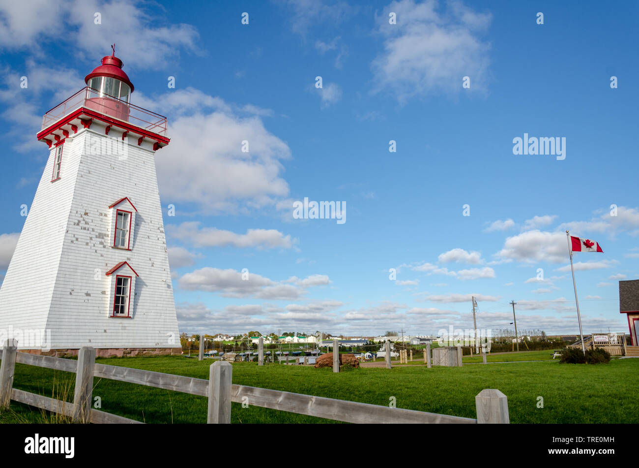 Phare d'East Point PEI , avec le drapeau canadien à droite de la light house Banque D'Images