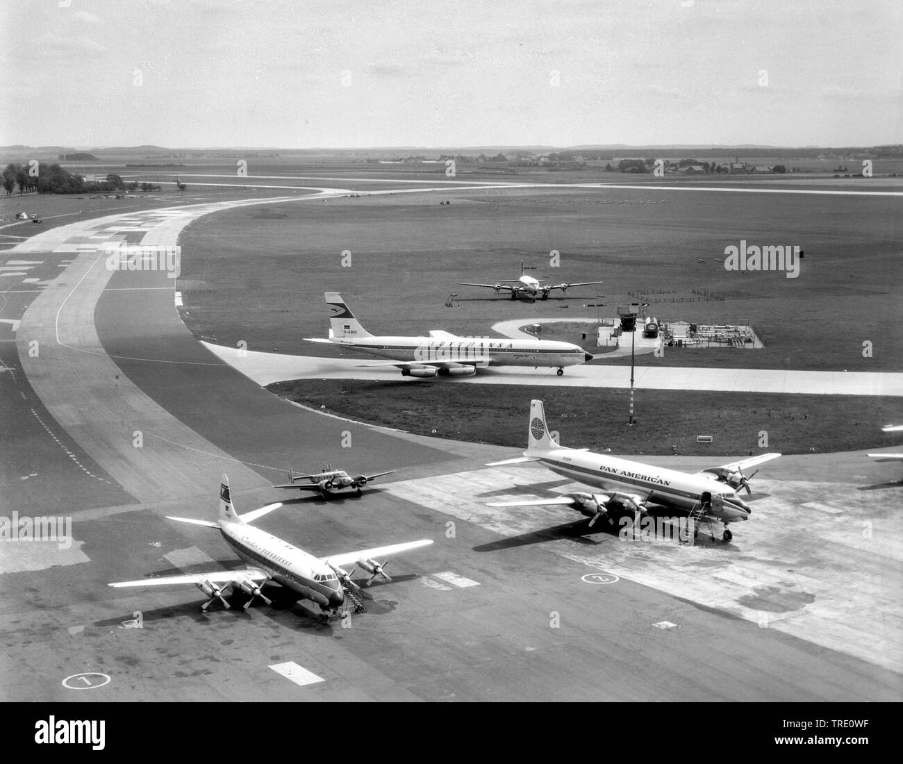 Les avions sur l'aéroport Munich Riem, côté gauche Vickers Viscount Condor Flugdienst, que Douglas DC-7 sept mers de la Pan American Airlines, derrière Beech 18, Lufthansa Boeing 707, derrière le Douglas DC-4, DC-6., historique photo aérienne, 30.06.1963, l'Allemagne, la Bavière Banque D'Images
