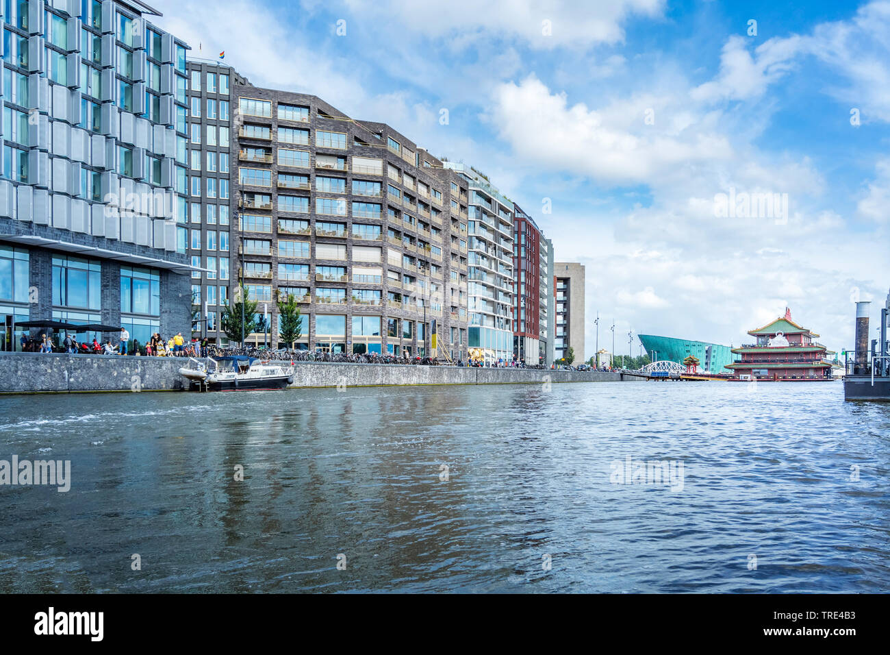 Maisons de ville et musée scientifique Nemo vu depuis le canal, Pays-Bas, Amsterdam Banque D'Images