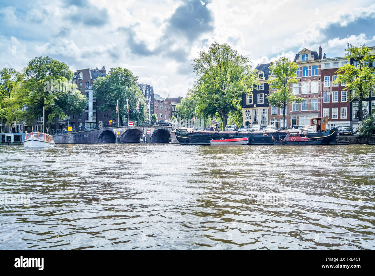 Avis de maisons de ville et les canaux d'Amsterdam, Pays-Bas hors d'un  bateau, Pays-Bas, nord des Pays-Bas, Amsterdam Photo Stock - Alamy