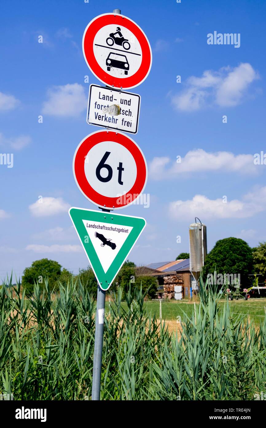 Panneaux de circulation au bord d'un champ, jungle de signes, Allemagne, Hesse Banque D'Images