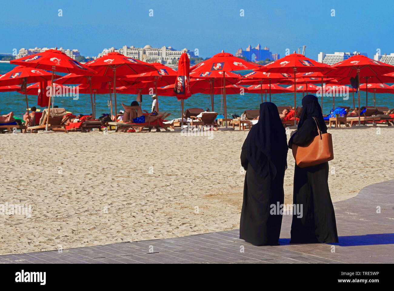 Deux femmes avec des burqas sur la plage de Marina Dubaï, Émirats Arabes Unis, Dubai Banque D'Images