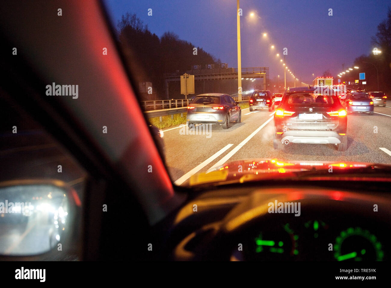 Voir hors de la voiture à l'embouteillage sur l'autoroute en Allemagne, crépuscule, Basse-Saxe, Soltau Banque D'Images