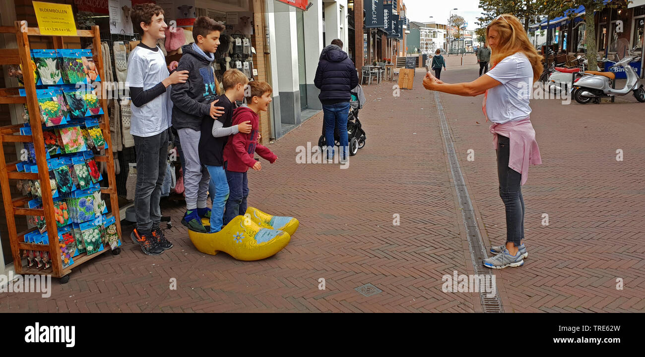 Quatre frères posant devant une photo souvenir en sabots, Noordwijk aan Zee, Pays-Bas Banque D'Images