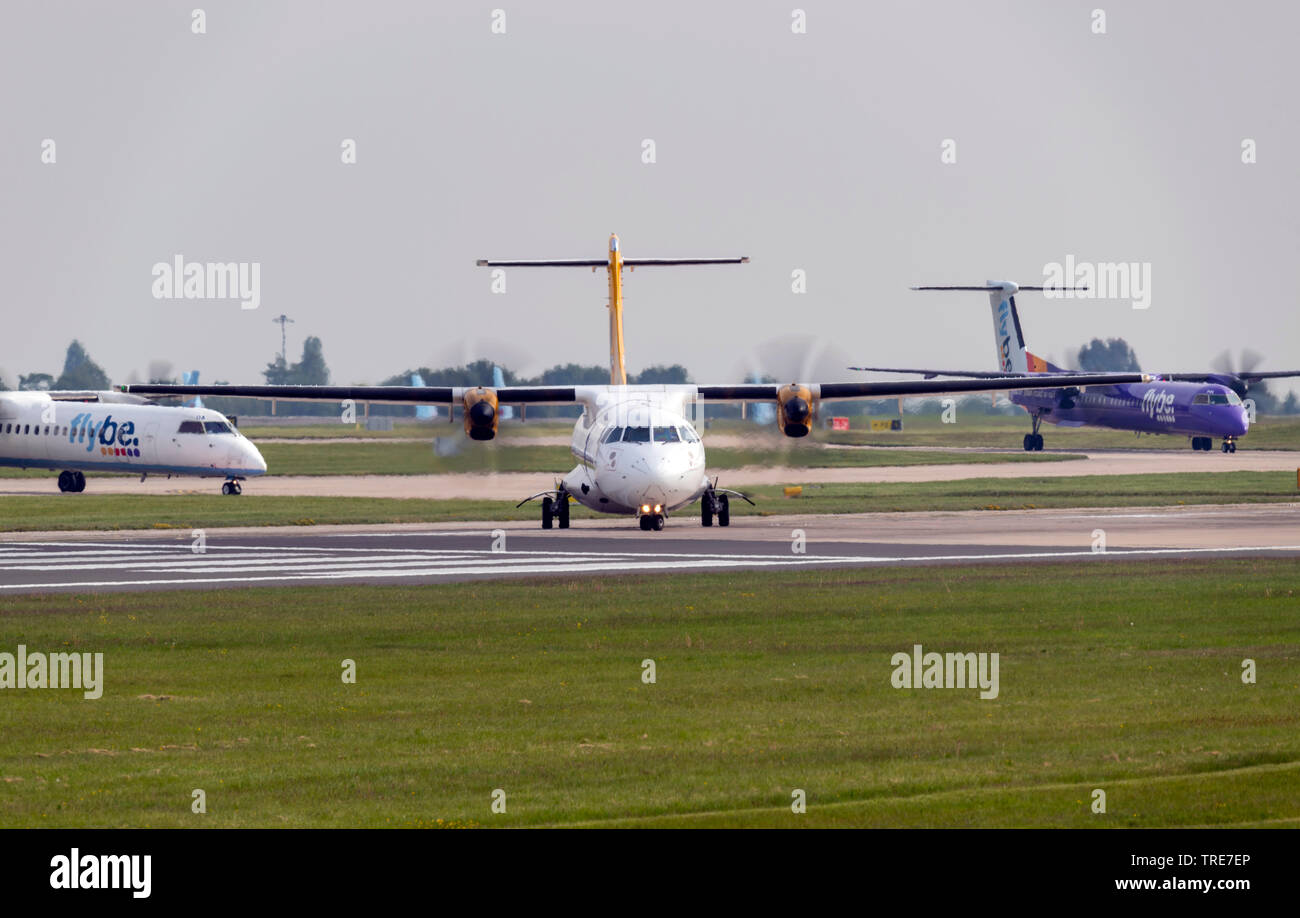 Aurigny Air Services, ATR 72-500, G-COBO, l'accélération sur la piste pour le décollage à l'aéroport de Manchester Banque D'Images