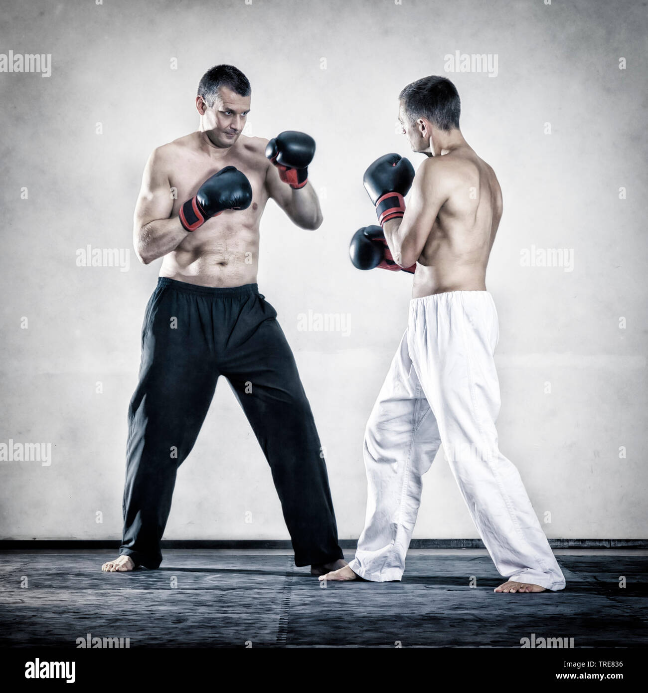 Deux hommes boxin Banque D'Images