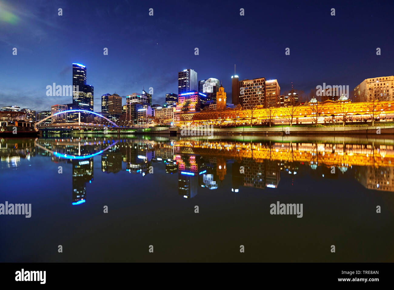 Le centre-ville de Melbourne à l'horizon de la rivière Yarra, au printemps, l'Australie, Victoria, Melbourne Banque D'Images
