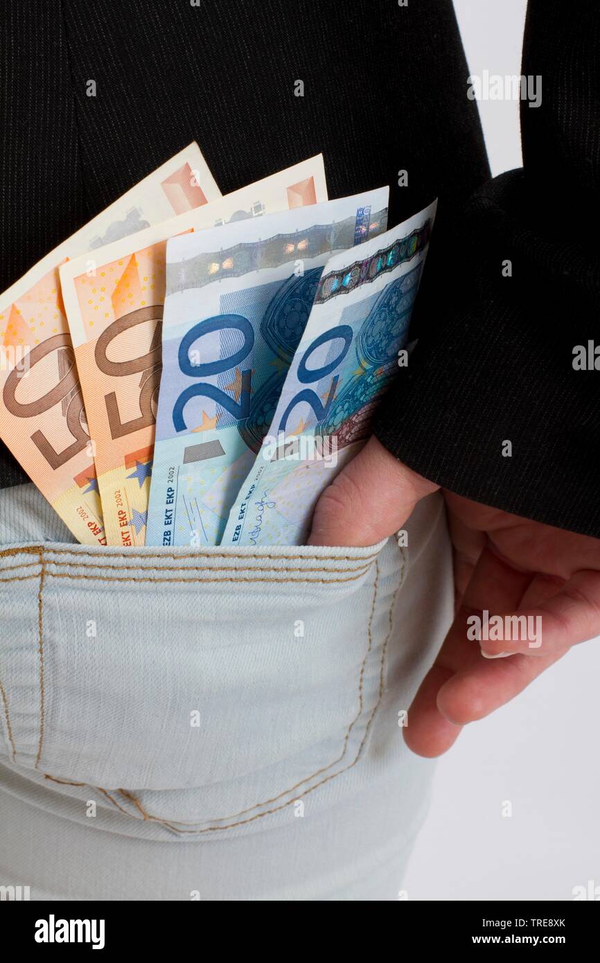 50 et 20 projets de loi Euro sortant de une femme┤s poche du pantalon Photo  Stock - Alamy