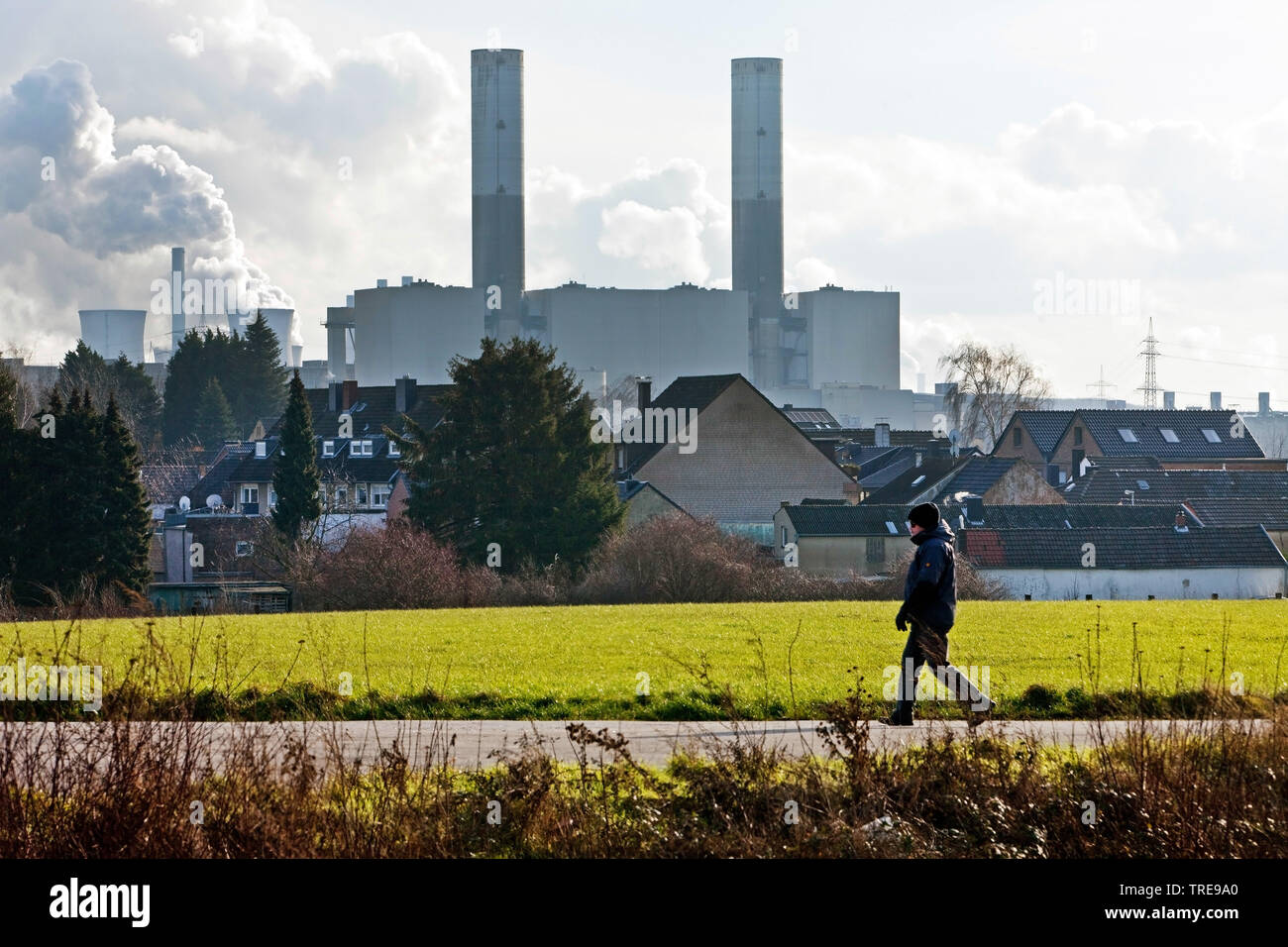 Quartier résidentiel en face de brown coal power station Frimmersdorf, Allemagne, Rhénanie du Nord-Westphalie, Bergheim, Grevenbroich Banque D'Images